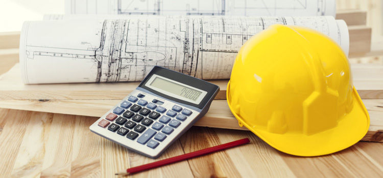 Plans, calculatrice et casque de chantier