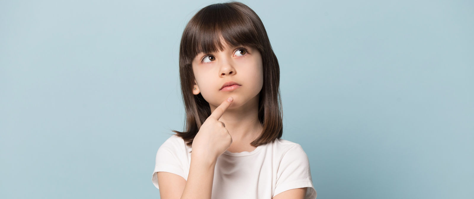 Enfant pensive se posant une question