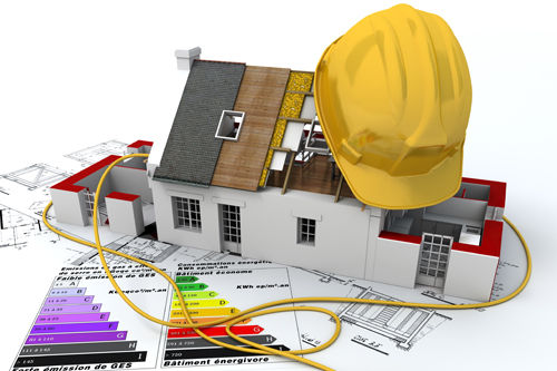 Maison en coupe, casque de chantier et étiquette énergie
