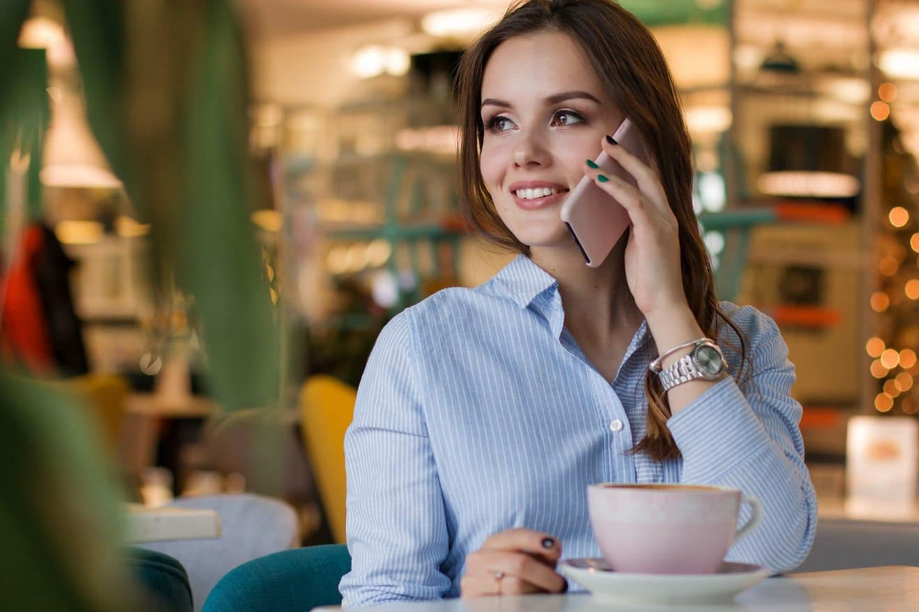 Femme souriante au téléphone