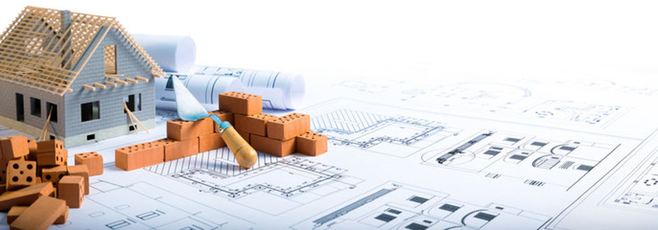 Maquette de maison, briques et plans de construction
