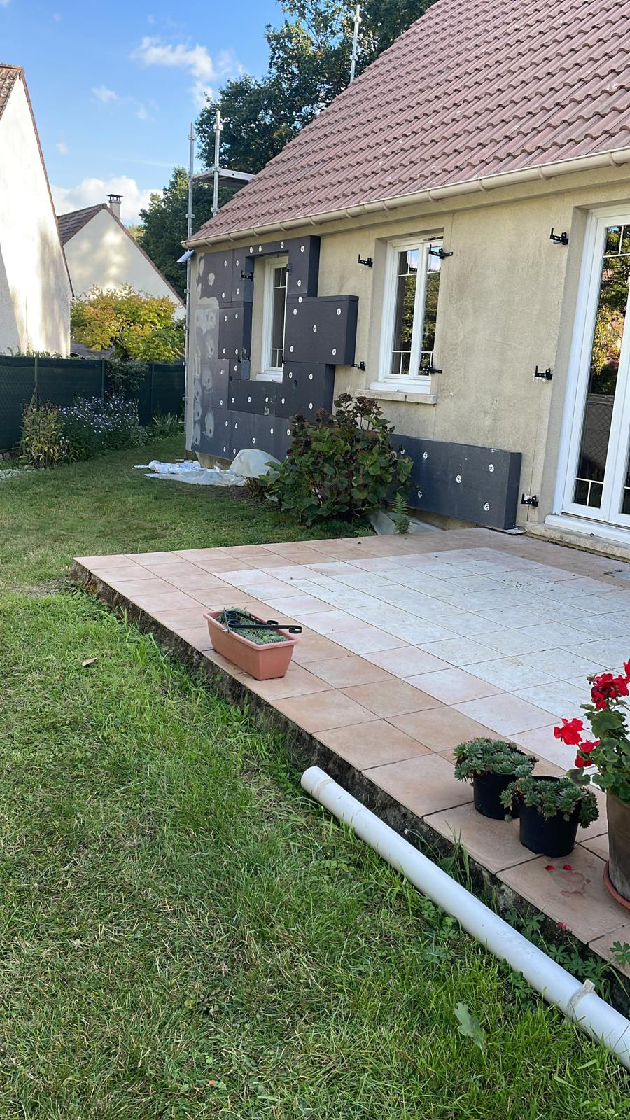 Vaux-le-Pénil : façade côté terrasse pendant les travaux