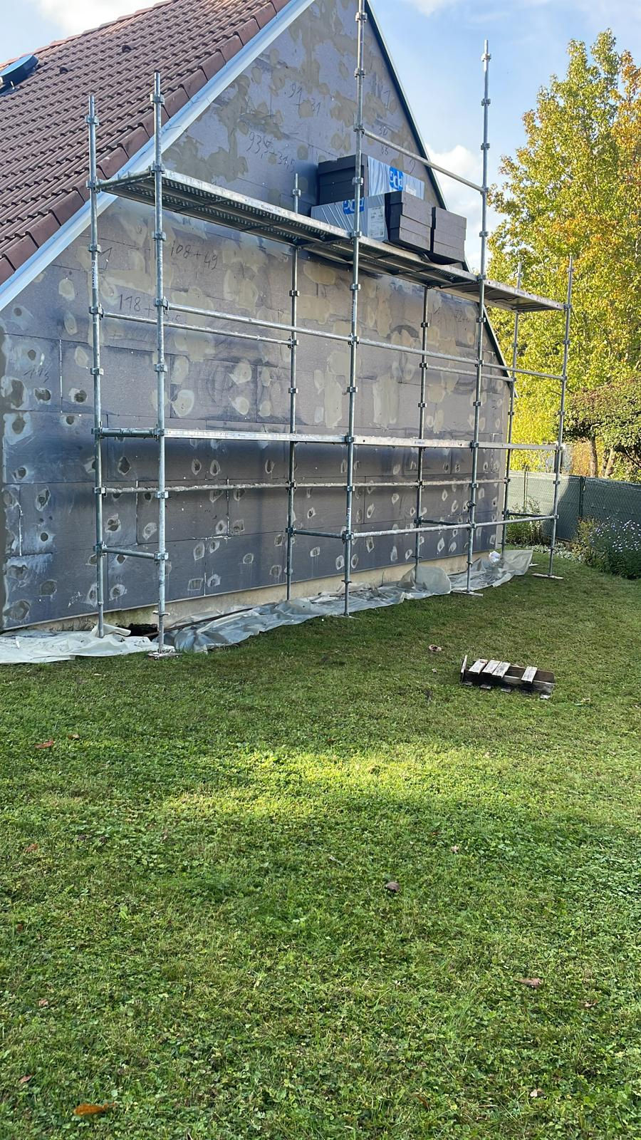 Vaux-le-Pénil : pignon isolé, échafaudage en place
