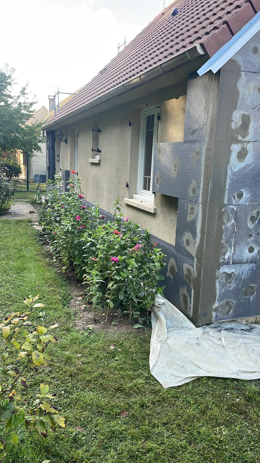 Vaux-le-Pénil : isolation de la façade latérale en cours