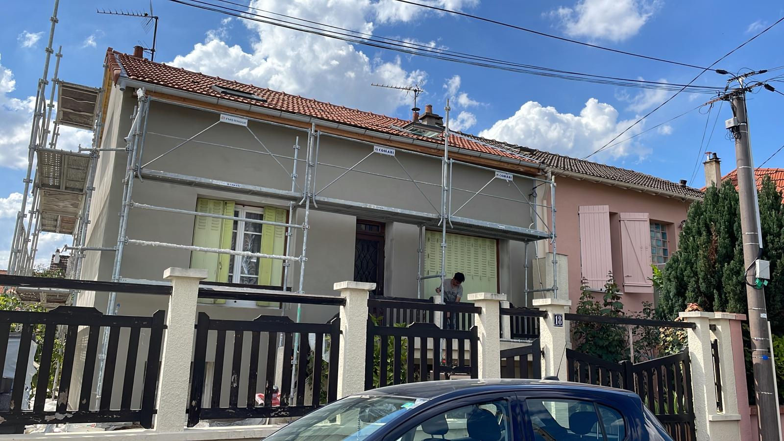 Garges-lès-Gonesse : maison sous échafaudage avant l’isolation