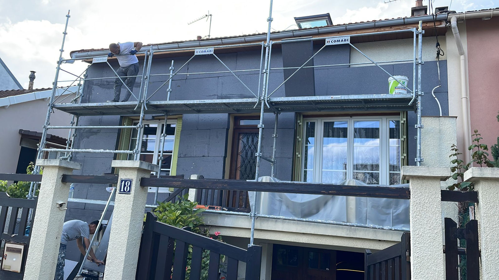 Garges-lès-Gonesse : panneaux isolants posés sur la façade