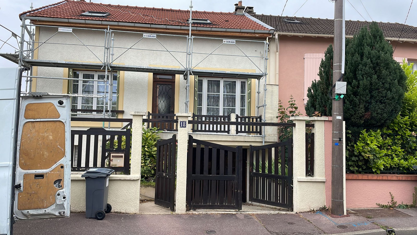 Garges-lès-Gonesse : enduit de finition appliqué sur la façade