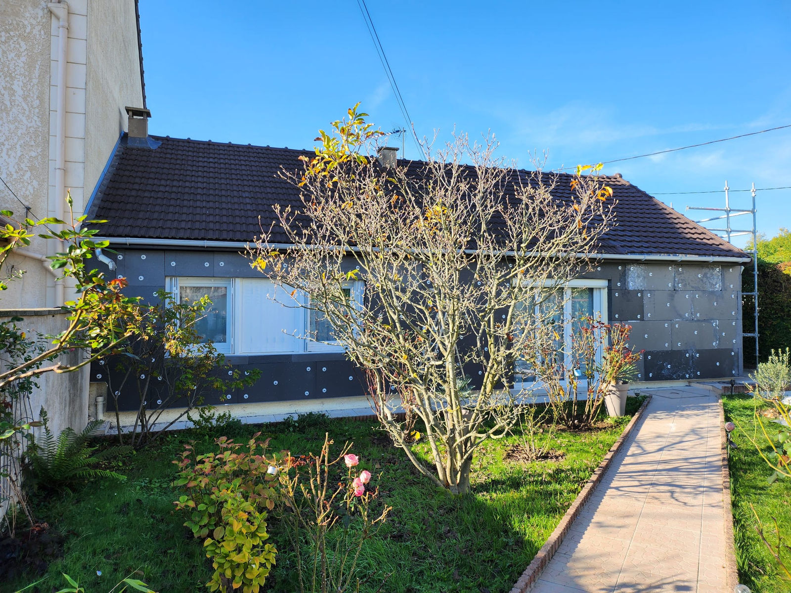 Garges-lès-Gonesse : panneaux isolants posés sur la façade côté jardin