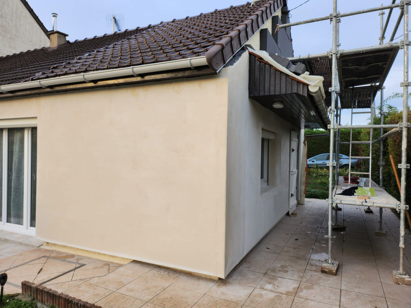Garges-lès-Gonesse : façade latérale enduite, échafaudage en place