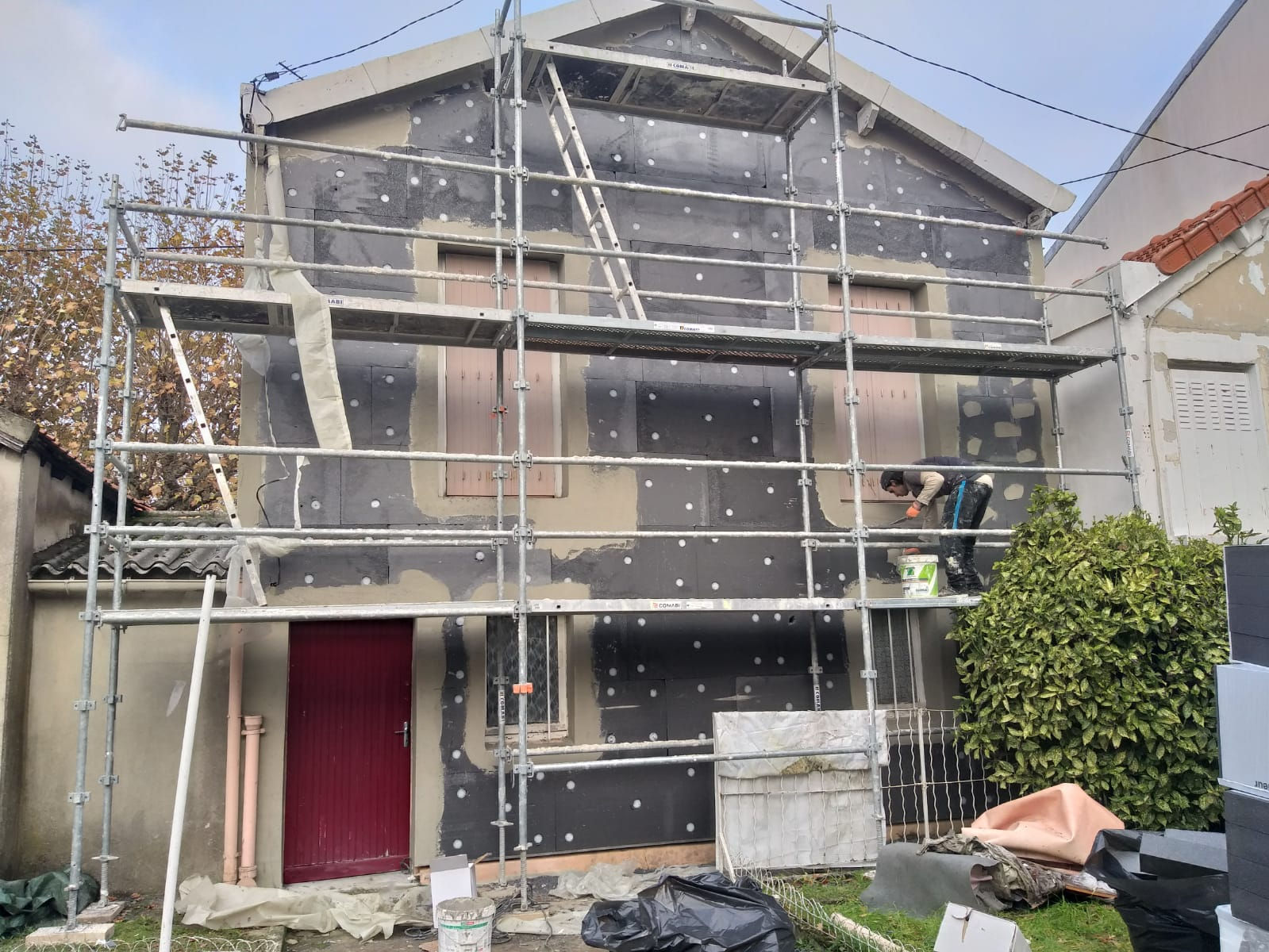 Romainville : pose des panneaux isolants sous échafaudage