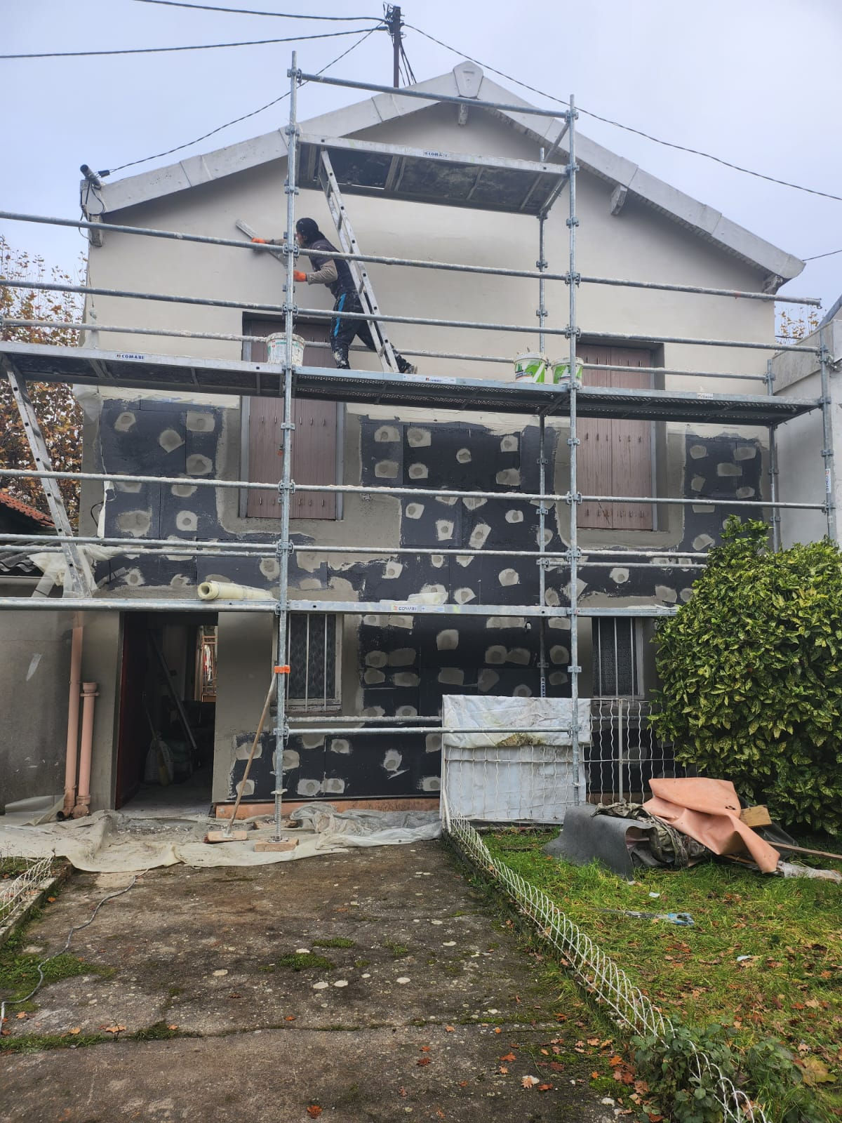 Romainville : façade recouverte de panneaux isolants