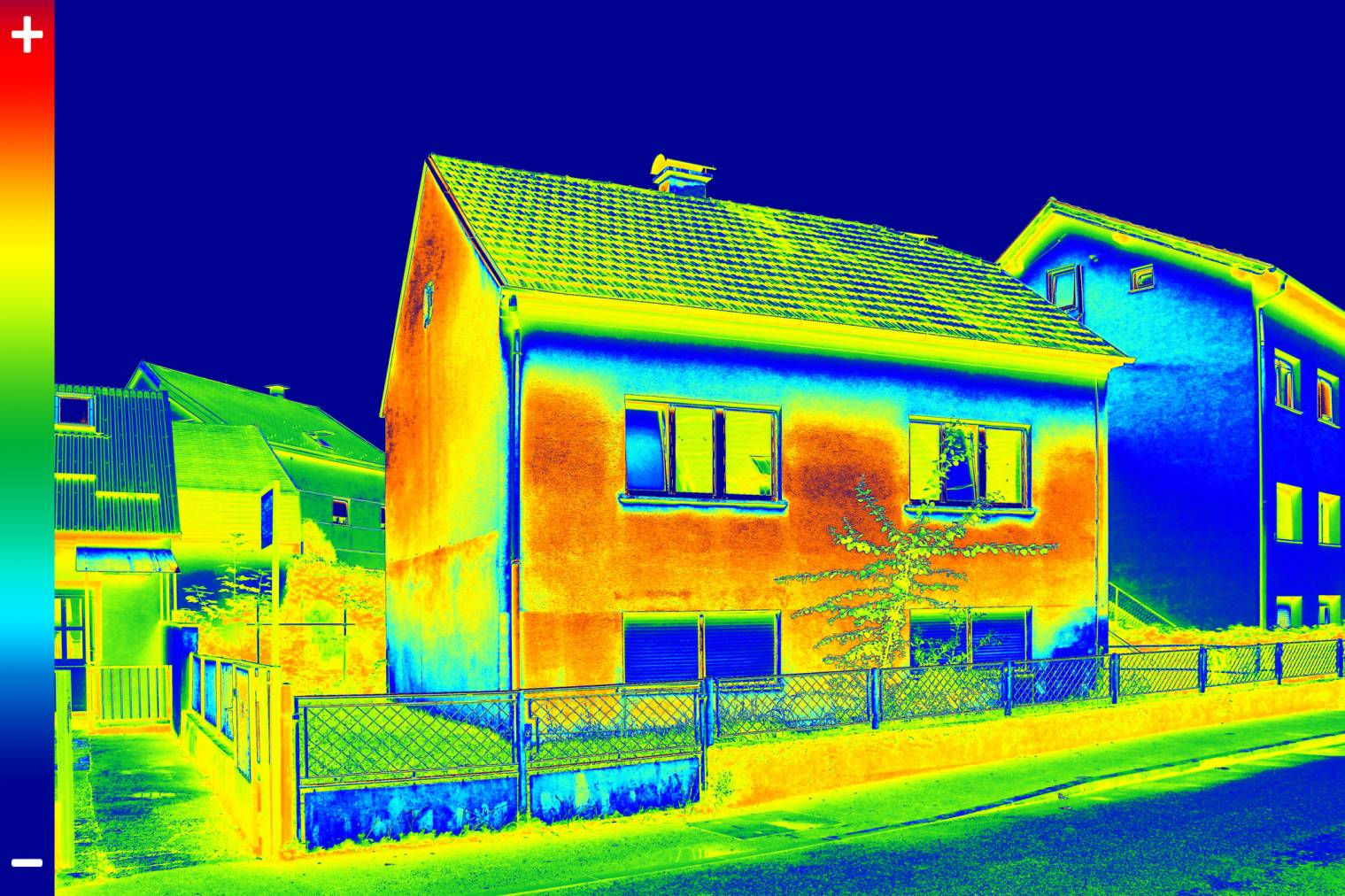 Thermographie d’une maison montrant les déperditions de chaleur
