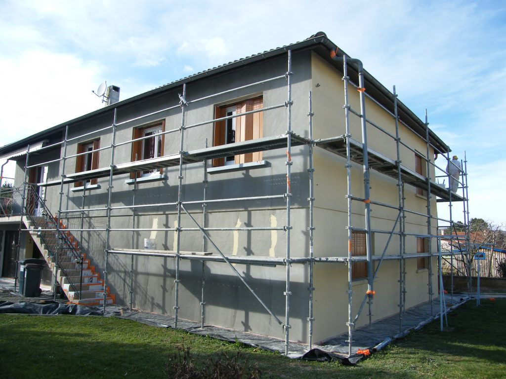 Maison sous échafaudage pendant le ravalement de sa façade