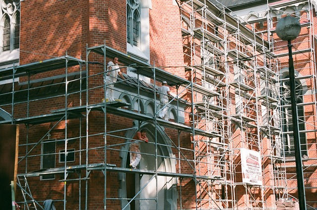 Immeuble en briques sous échafaudage pendant un ravalement