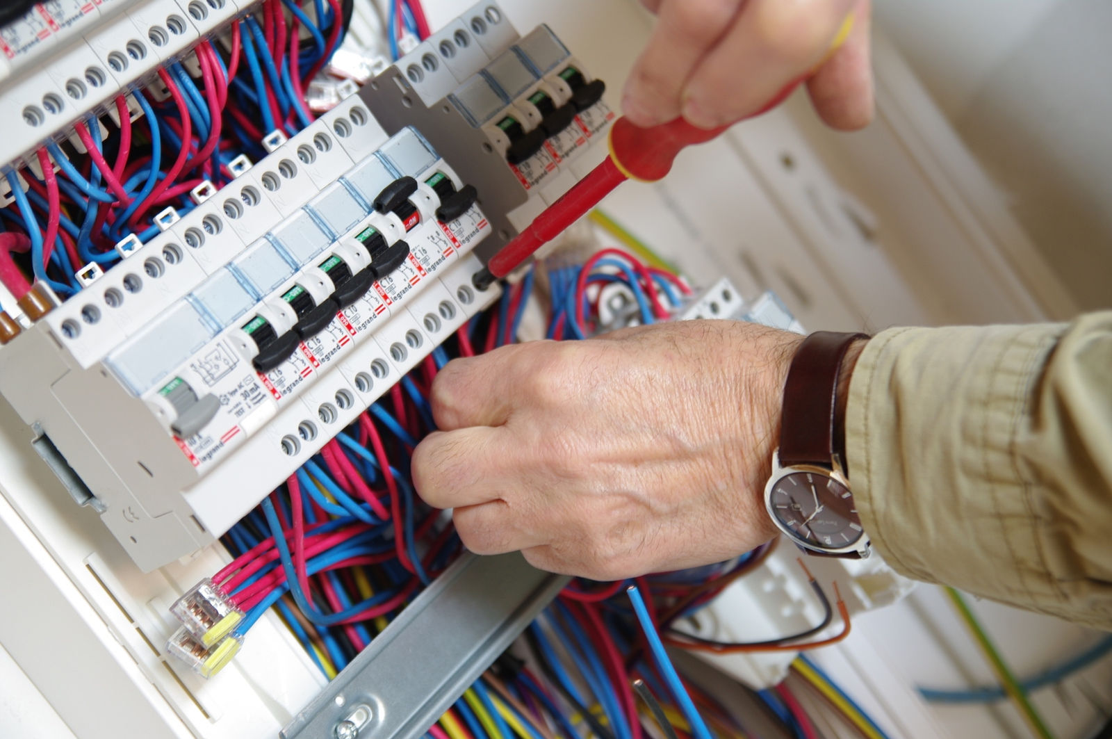 Électricien intervenant sur un tableau électrique